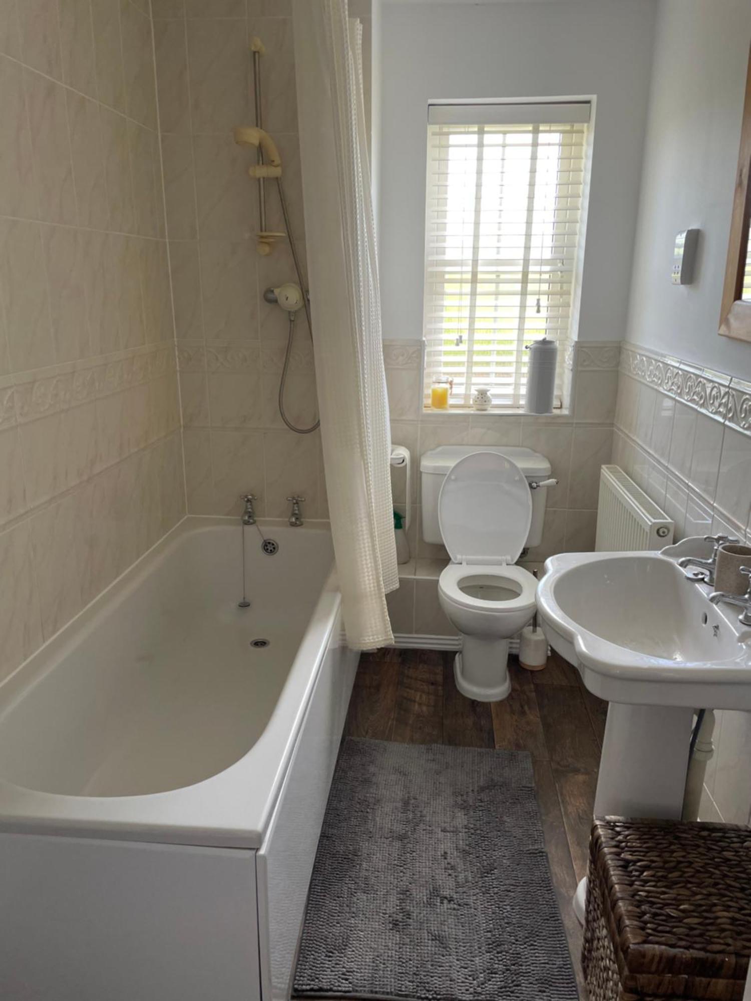 Spacious Four Bed Detached In Ноттингем